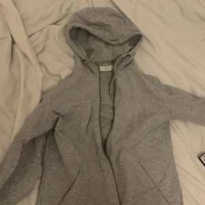 Sail racing kofta i grå - Helt ny kofta använd endas två gånger. Otrolig skön kvalite och otrolig fint skick dessutom