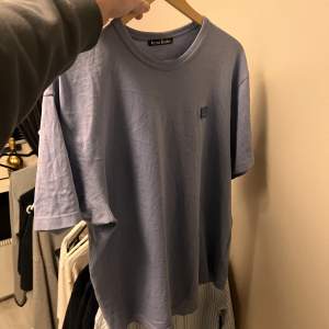 Hej säljer en acne T-shirt köpt från Acne Studios i Göteborg. Köpt för 2200. Jag är 185 lång och den passar mig bra. Bara använd typ 1 gång. Kan kanske gå ner i pris 