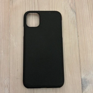 iPhone 11/XR mobilskal - Fint mattsvart basic magnetiskt skal från Ideal of Sweden. Säljer pga ny mobil. Inga defekter och den är sparsamt använd så den är i mycket bra skick! Dessa skal kommer med plånboksfodralen som brukar kosta 399 kr så de kan inte köpas separat (tror jag)🥰