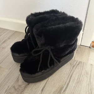 Fluffiga boots - Fluffiga boots, perfekta till höst och vinter. Superfint skick då dom endast är använda va 3ggr. 