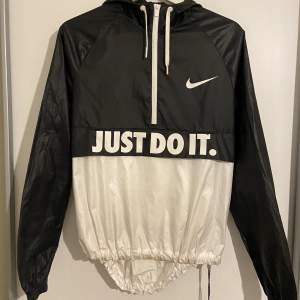 Dam vind/regn jacka från Nike i braskick, Storlek S, men passar även en medium.