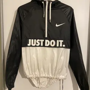 Dam vind/regn jacka från Nike i braskick, Storlek S, men passar även en medium.