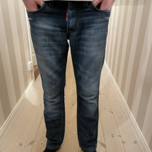 Dsquared jeans!  - Tjenare, säljer dessa sjukt feta Dsquared2 jeans i en straight fit passform till ett riktigt schysst pris (passar perfekt till Grisch/Stockholms stilen) nypris:6000 skick:8,5/10