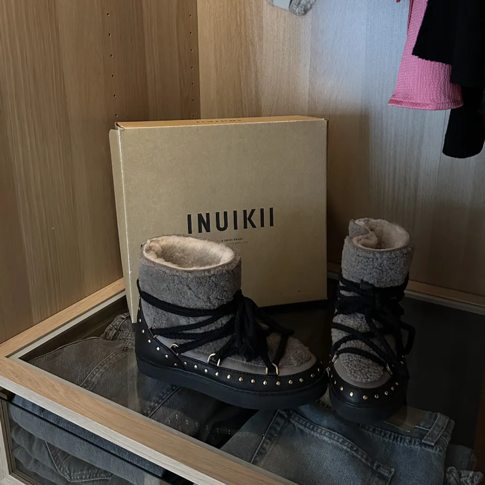 Säljer nu mina fina inuikii boots ”curly rock”. Storlek 38, endast använda 1 gång inomhus/testade då de är lite små på mig. Köpta på Nelly.com, nypris 3 799kr. Kommer med orginallådan! . Skor.