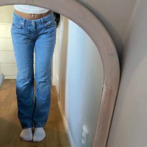 Säljer ett par ljusblåa ICON jeans i strl M från Lager 157! 💙 De finns hemmagjorda snören i jeansen midja ifall man vill ha tightare där! (De syns inte utanpå eller känns) Pris: 199kr, inte använts mycket!
