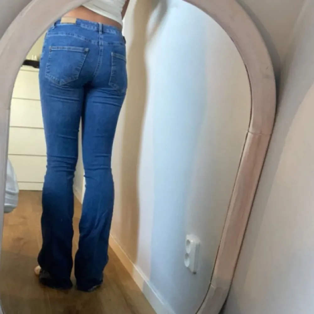 Säljer ett par denim low waist flare jeans från Vero Moda! 💙Strl: 28/34, säljer pga de är lite för små för mig, säljer för 199kr. Jeans & Byxor.