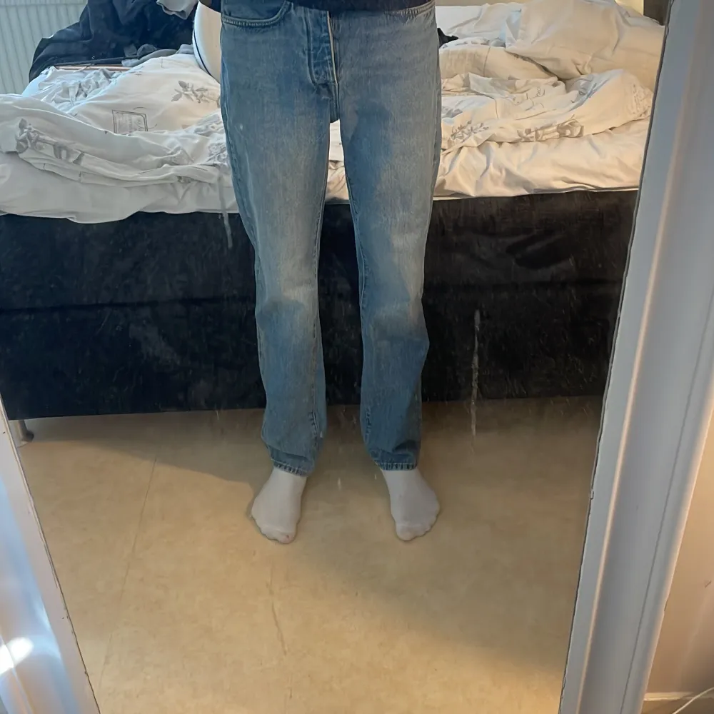 Ett par blåa selected homme jeans i utmärkt skick och har inga hål eller andra defekter. Byxorna är i storlek W31/L34. Jeansen är gjord av 100% bomull. Hör av dig för fler bilder eller frågor.. Jeans & Byxor.