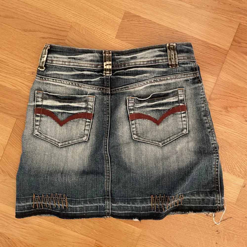 Snygg jeans kjol köpt second hand. Kjolar.