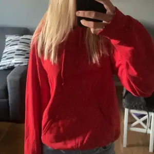 Röd hoodie i storlek S från LS clothes, nypris 500kr o använd Max 5 gg 