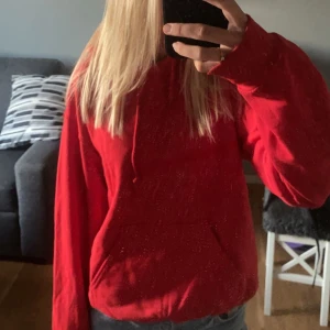 Hoodie - Röd hoodie i storlek S från LS clothes, nypris 500kr o använd Max 5 gg 