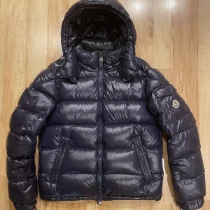 Moncler maya - Säljer nu min moncler maya pågrund av liten användning, kvitto finns och fråga om mer bilder vid intresse