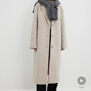 Beige Kappa  - Säljer min beiga kappa ifrån Na-kd, väldigt fint skick. Köpt för 1099kr Storlek S 