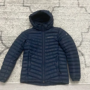 Peak performance höstjacka - Har använt den under en höst. Har ett litet hål där bak som säkert går att sys.hålet syns knappt när man går