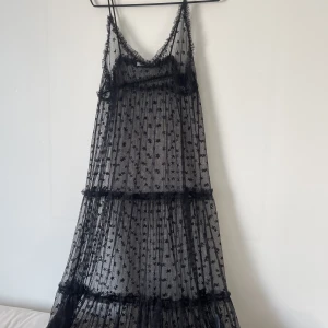 See-through klänning - Svart klänning i lace med stjärnmönster 