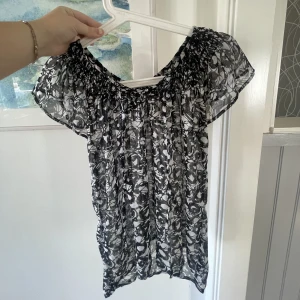fin blus - snygg mönstrad blus❣️ inge defekter, storlek S