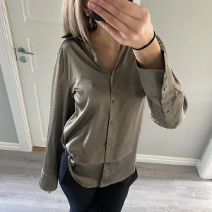 Grön blus - Grön blus från h&m, nästan aldrig använt. Ord pris 200kr