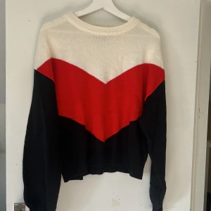 Stickad tröja  - Stickad tröja från STAY från junkyard i stl M. Använd några gånger, i nyskick. 