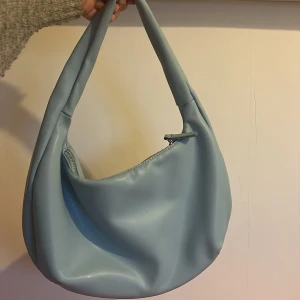 Blå väska - Jätte fin väska som inte har kommit till användning så mycket som jag trodde❤️