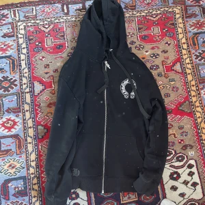 Crome hearts hoodie  - Har bara använt några gånger o säljer pågrund av att den är lite för liten på mig , det är storlek L men sitter mer som m