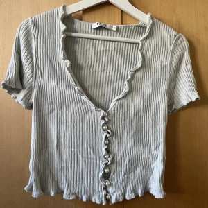 Ljusgrön topp - Säljer min ljusgröna topp från NA-KD som är använd fåtal gånger. Super fin med pärl detaljer.