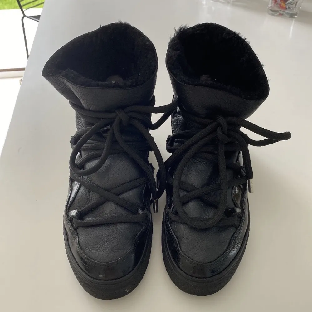 Säljer mina svarta Inuikii skor med skinn och lack. Använda endast en vinter och då sparsamt använda! Köpte för 3000 på Wakakuu:) storlek 39❣️. Skor.