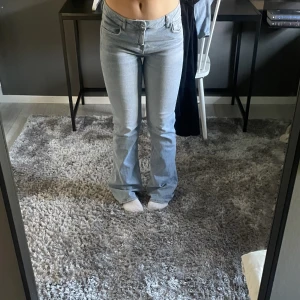 Zara jeans  - Använda fåtal gånger, bra skick, lite ”fläckiga längst ned”, se bild 2