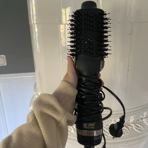 Värmeborste - Säljer denna fantastiska värmeborste från Hot Tools då den inte kommer till användning. Endast använd 2 gånger så i mycket bra skick. Köptes för 800kr säljes för halva priset! Köparen står för ev. frakt 🫶🏽