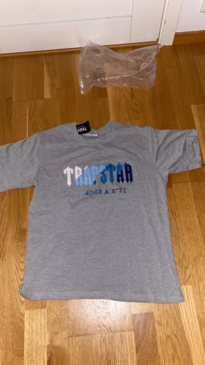 Trapstar  - Säljer min trapstar t shirt i nytt skick ingen printad text och den har inga hål eller annat man får med tagg och påse