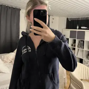 Säljer denna sköna sip-up hoodie från Svea, storlek S och nästintill oanvänd:)