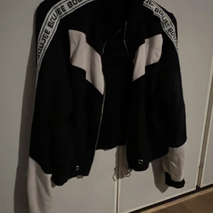 Zip hoodie  - Säljer min kofta/zip hoodie från new yorker då den inte kommer till användning, de fattas ett snörre som ska sitta i koftan annars i bra skick och inga defekter 