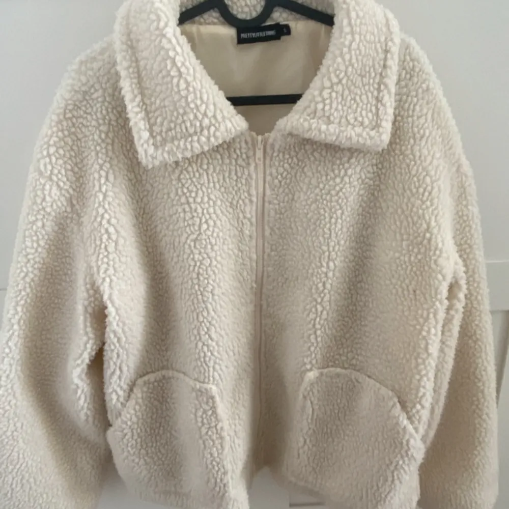 Skit snygg fleece jacka som inte kommer till användning då jag köpt en ny. Den är en liknade. Som den trendiga från Åhléns😅 . Jackor.