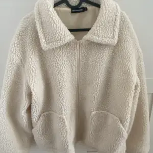Skit snygg fleece jacka som inte kommer till användning då jag köpt en ny. Den är en liknade. Som den trendiga från Åhléns😅 