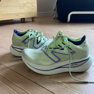 New Balance löparskor  - Ett par sjukt snygga och jättesköna löparskor från New Balance i strl 39. De är dock små i storleken!  Säljes då de tyvärr är lite för små för mig…. Köpta via tradera men i fint skick! 🌸