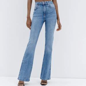 Jeans från Zara, använda tre gånger. Hög midja och flare/ utsvängda, superfina! Köpte för 379, säljer för 200 kr. 