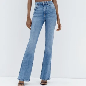 Jeans från Zara, Flare hög midja - Jeans från Zara, använda tre gånger. Hög midja och flare/ utsvängda, superfina! Köpte för 379, säljer för 200 kr. 