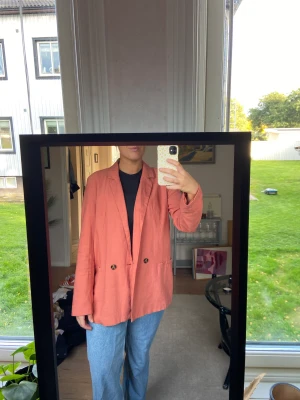 Kavaj Gina Tricot - Jättefin kavaj i rostrött. Säljes då den är lite för tight i ryggen för mig. Sparsamt använd och verkligen en perfekt färg! 