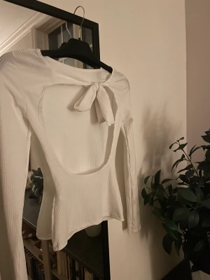 Snygg omlotttop! - Säljer denna fina omlott top ifrån Gina Tricot! Står xs men den passar perfekt för S också! Nyskick.
