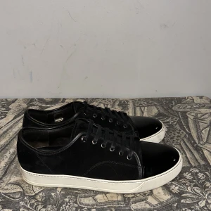 Svarta lanvin skor uk 10/44 - Säljer mina lanvin skor i storlek uk 10 som är i mycket gott skick. Finns med dustbag. Nypris för skorna är 4600. 