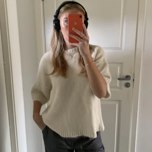 Stickad T-shirt - Säljer denna stickade T-shirt från Moa Mattsons kollektion med NA-KD! Den är helt oanvänd o lapparna finns kvar! Säljer eftersom jag köpte två storlekar💕🫶🏻