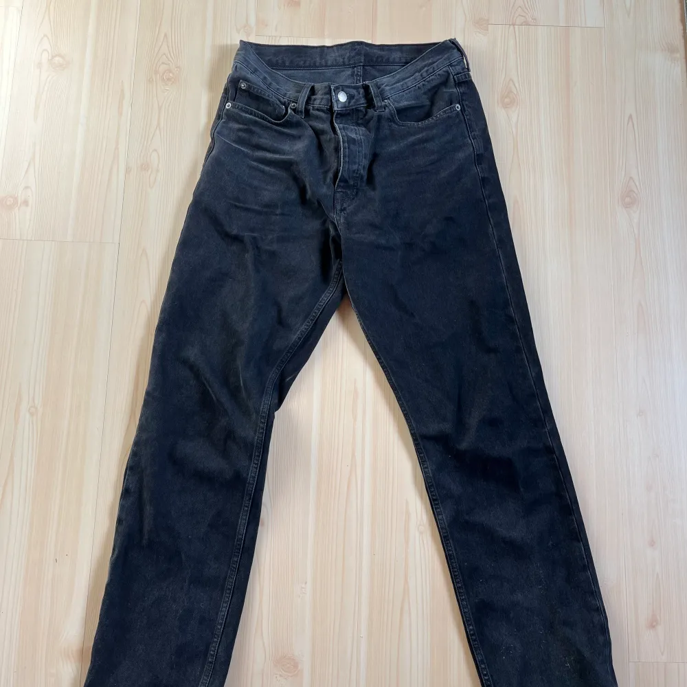 Svarta baggy jeans, säljer då jag växt ur dom . Jeans & Byxor.