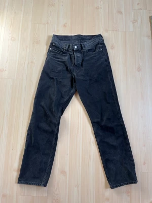 Svarta jeans - Svarta baggy jeans, säljer då jag växt ur dom 