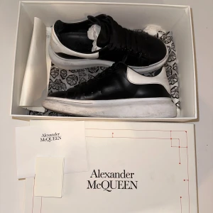  Alexander McQUEEN  - Säljer dessa Alexander McQUEEN skorna i storlek 41.  Kartong och oöppnat kvitto (i kuvertet) finns! Det syns att de är använda, men syns mest på insidan då båda skorna tyvärr är skavda i hälen.  Nypris är 5 000kr, jag säljer för 2000kr