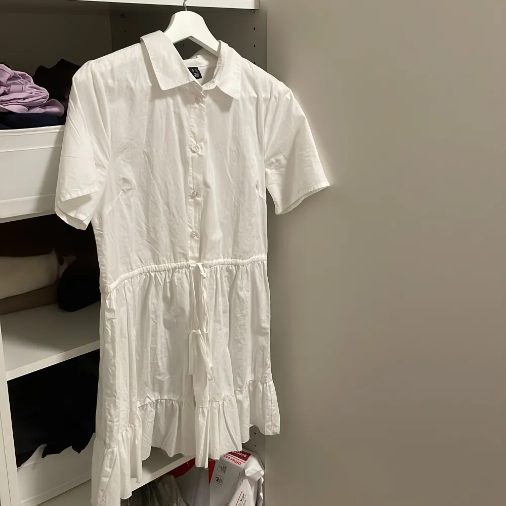 Super söt vit kort skjortklänning jag köpte i somras men kom inte till användning🥰 PIECES i XS. Klänningar.