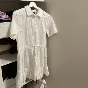 Super söt vit kort skjortklänning jag köpte i somras men kom inte till användning🥰 PIECES i XS