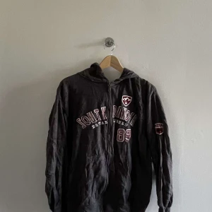 South Dakota Tröja - Säljer nu min South Dakota tröja med zip-up i storleken M. Varm och bekväm tröja perfekt till vintern. 