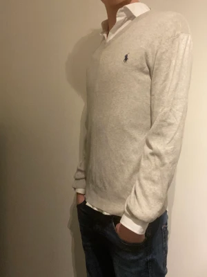 Ralph Lauren Tröja - Ralph Lauren Tröja. Fint skick, inga defekter.   - Nypris: Ca 1500 kr   - Mitt pris: 399  - ”Modellen” är 182 cm och väger 65 kg.