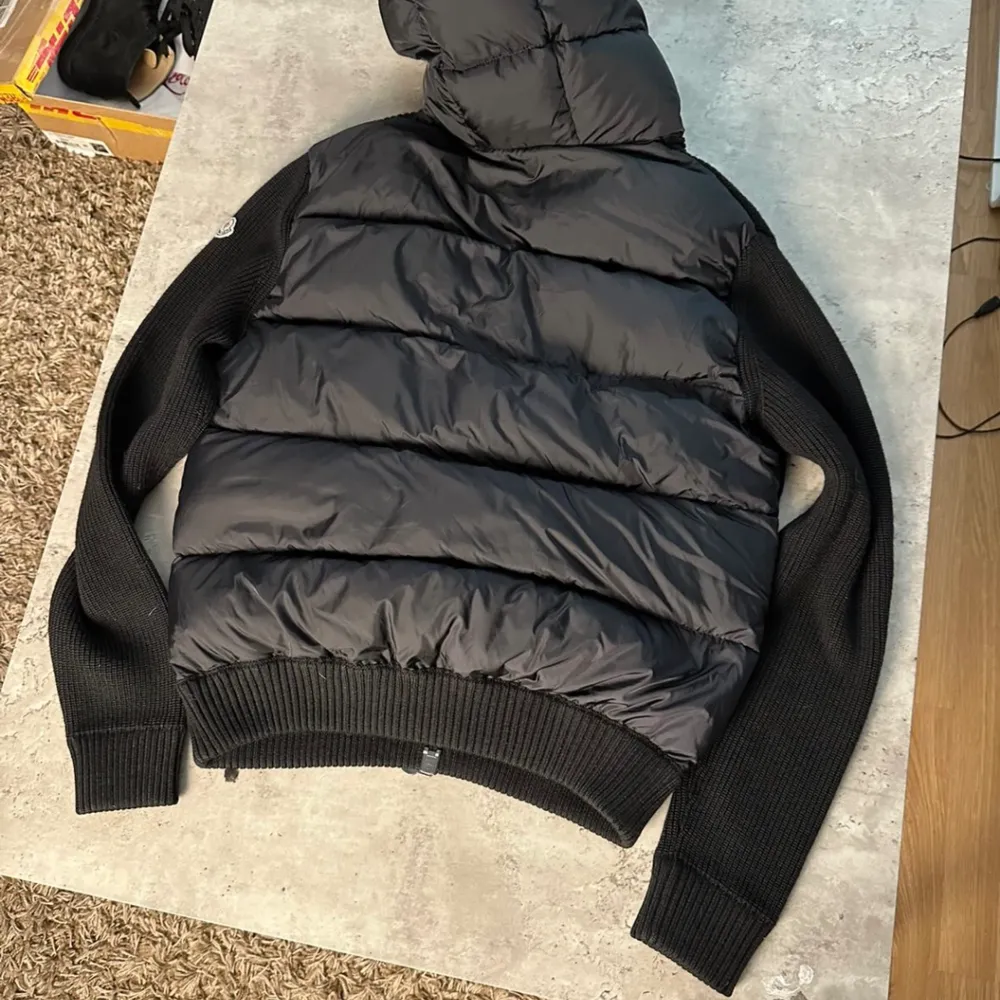 Moncler cardigan jacka. Färg marinblå. storlek M. Köpt från Haiendo för 2 månader sedan. Skick 9:10 . Jackor.