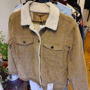 Jacka beige  - Beige mysig jacka i storlek S från lager 157, helt ny, aldrig använd. Som en jeansjacka fast i Manchestertyg.