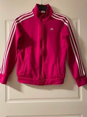 Kofta - En rosa adidas kofta 