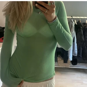 Intimissmi tröja - Säljer denna super fina populära tröjan från intimissmi. Färgen finns inte kvar längre och säljer då jag har för många💚Aldrig använd!
